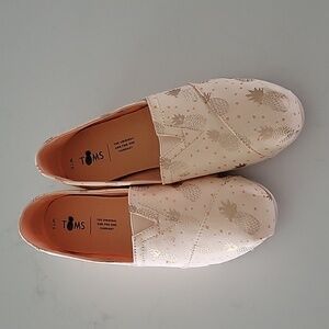 Toms slip on pineapple shoes